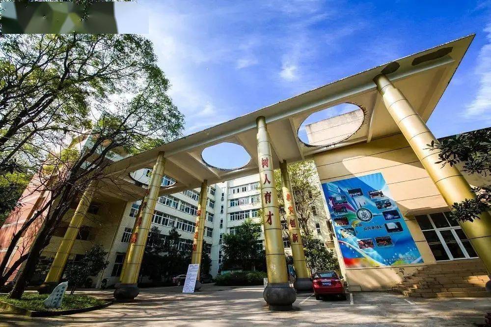 重庆人文科技学院与重庆科技大学 从共脉到分流的城市高等教育双星