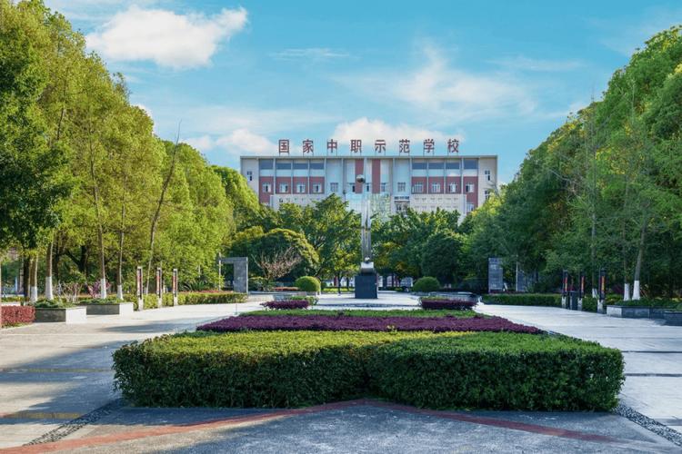在重庆科技大学就读 同等待遇与本科文凭的承诺